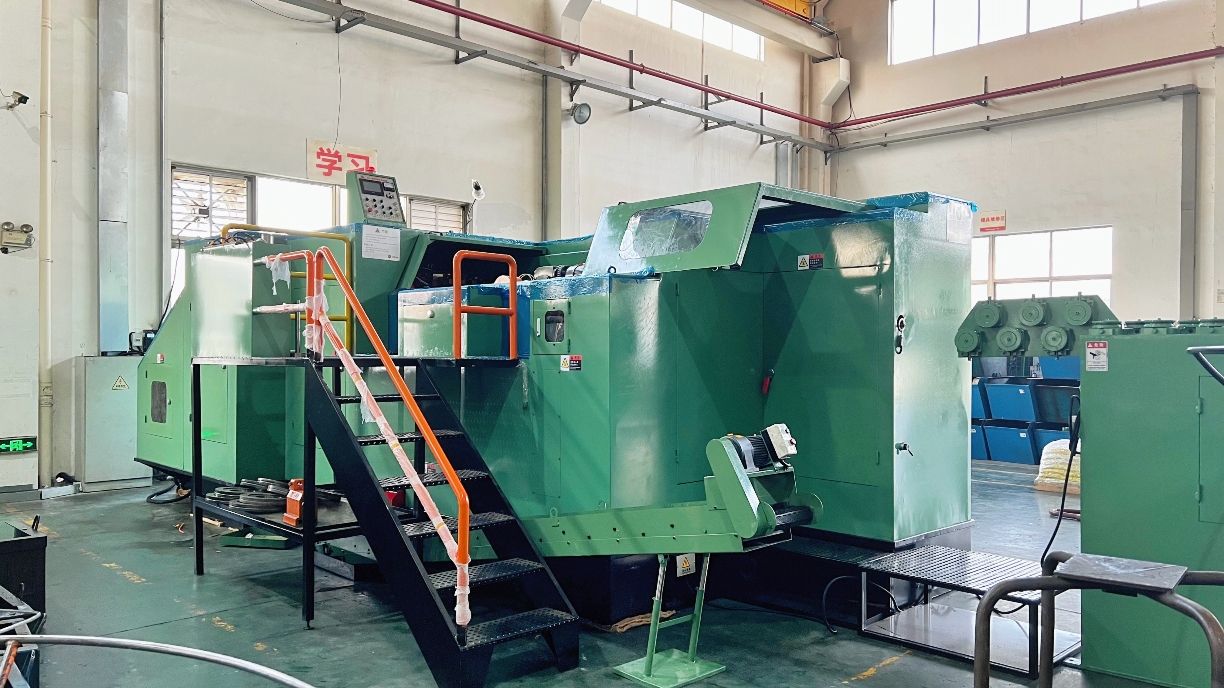 Aletlerimizi Yükseltiyoruz, Zanaatımızı Mükemmelleştiriyoruz: Jinsixi, Büyük Boyutlu Bağlantı Elemanları Üretmek için 24B Soğuk Şişirme Makinesini Tanıtıyor